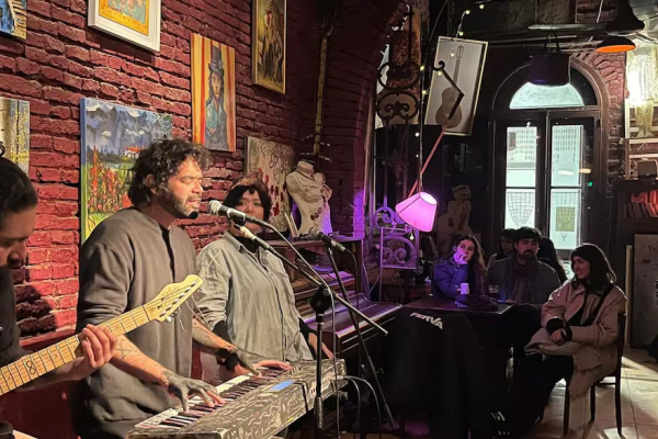 Escondido en un pasaje de Recoleta: el bar que marcó época en los 80, que era frecuentado por Charly García y Borges