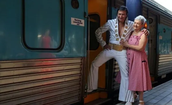 Un tren temático de Elvis que es furor y recorre Australia en homenaje al músico