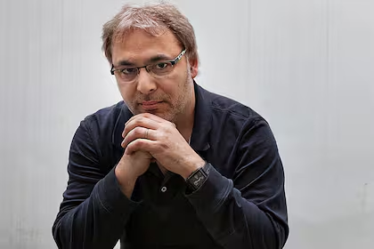 Gabriel Rolón: “Alguien que sabe estar bien solo genera mucho miedo porque es menos manejable”