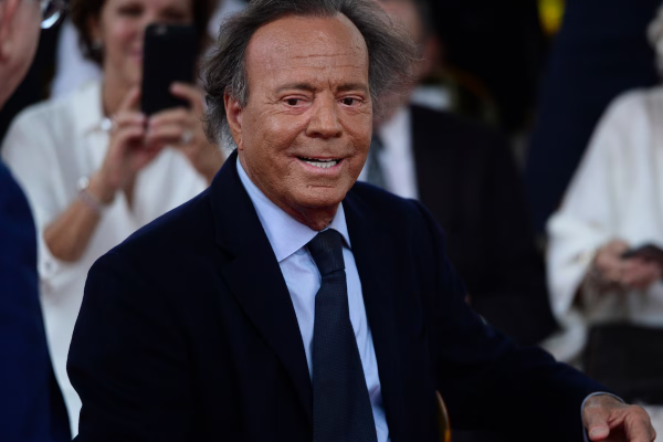 Julio Iglesias, acusado de agresiones sexuales por dos extrabajadoras de sus mansiones