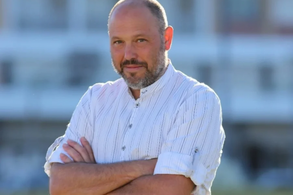 Nazis, ovnis y otras historias: un libro sobre la costa atlántica que no aparece en las postales