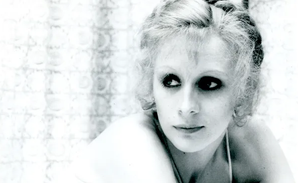 «Nacha Guevara: aquí estoy», la muestra que recorre la obra de una artista incómoda