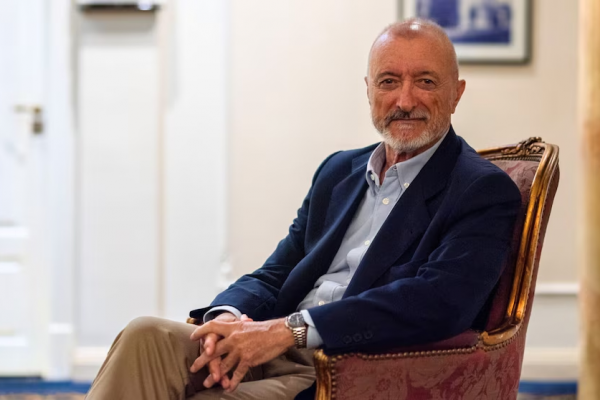 Arturo Pérez-Reverte dispara contra la RAE y dice que está dominada por “los talibanes del todo vale”