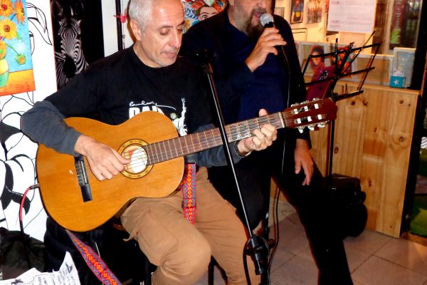 Dueto musical con repertorio nacional entre el rock y el folklore