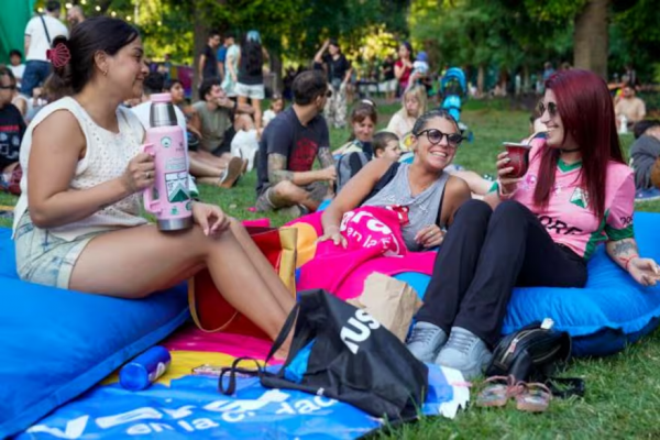 Con karaoke y foodtrucks: cuándo son los shows de música gratis y en qué parques se hacen los Atardeceres en Buenos Aires