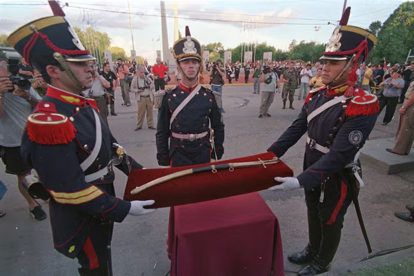 Sacan el sable corvo de San Martín del Museo Histórico Nacional y se lo dan a los Granaderos