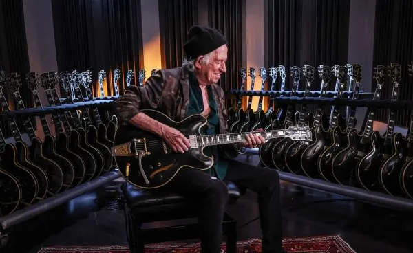 Gibson se une a Keith Richards y lanza dos modelos de colección de una de sus guitarras más icónicas