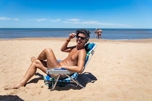 “Cada vez menos tabú”. Cómo es la histórica playa nudista esteña y por qué es una práctica en apogeo entre mayores de 40