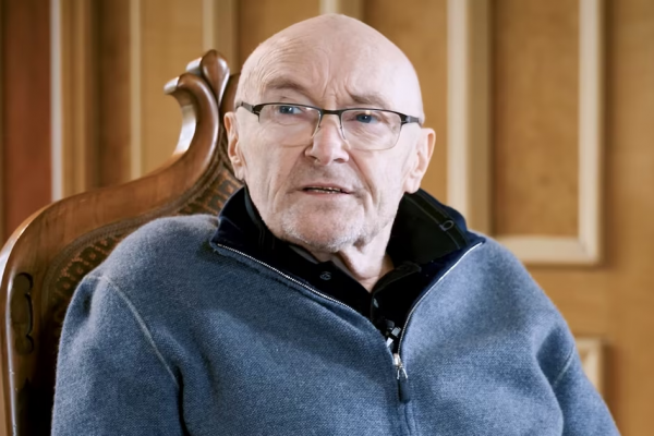 La dura realidad de Phil Collins a los 74 años: 24 horas de cuidados médicos y una lucha diaria por caminar