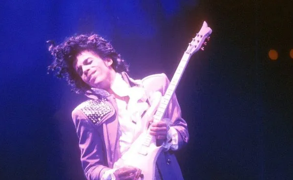 Efecto «Stranger Things»: se duplicaron las reproducciones en Spotify de «When Doves Cry» y «Purple Rain» de Prince