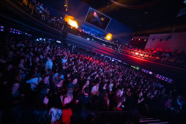 “Muchos no salían a bailar desde hace años”: cómo es la experiencia noventosa que llena boliches