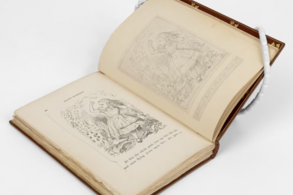 Tras un siglo, una copia perdida de “Alicia en el país de las maravillas” regresa su hogar original