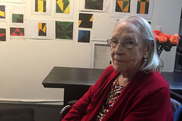 Carmen Herrera, la historia de la artista que vendió su primera obra a los 89 años, alcanzó la fama y murió a los 106