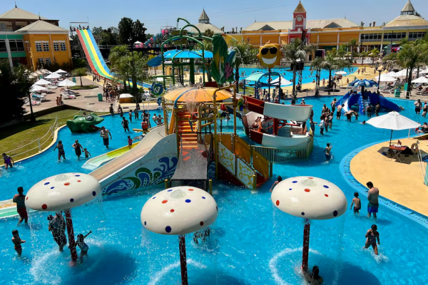 Un parque acuático, piletas con olas artificiales y agua salada a minutos de Buenos Aires