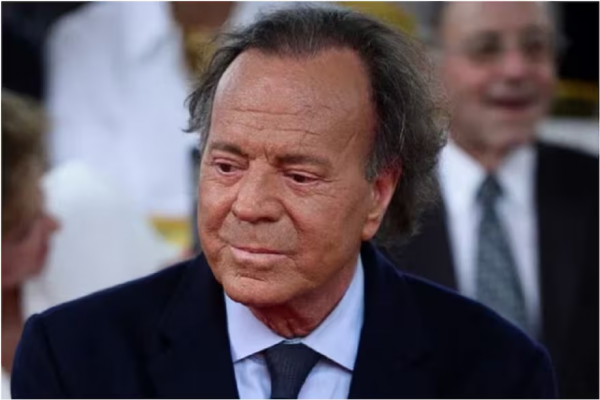 Julio Iglesias habló por primera vez tras las denuncias por agresiones sexuales: “Esas acusaciones son falsas”