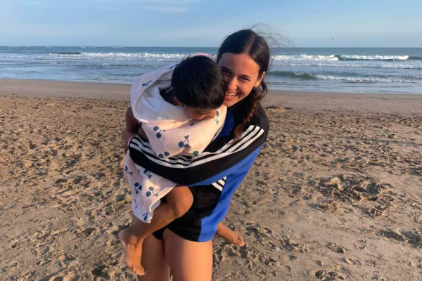 Tienen entre 17 y 22 años y llevan a pasear a niños que viven en hogares: “En el mundo hay más amor que abandono”