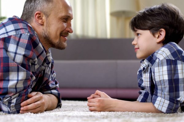 Qué es la regla 7-7-7 y cómo solo 21 minutos por día pueden ser claves en el desarrollo emocional infantil