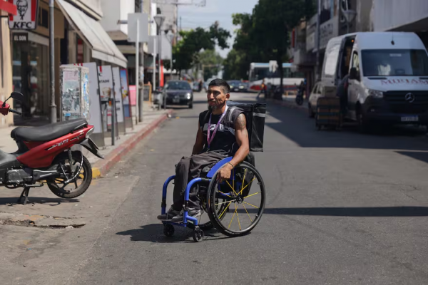 “Me emociona lo que pasó”: el repartidor de Rappi en silla de ruedas que conmovió al país y se convirtió en símbolo de una lucha