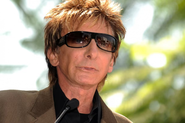 Barry Manilow pospone su residencia en Las Vegas para recuperarse de una cirugía de cáncer de pulmón