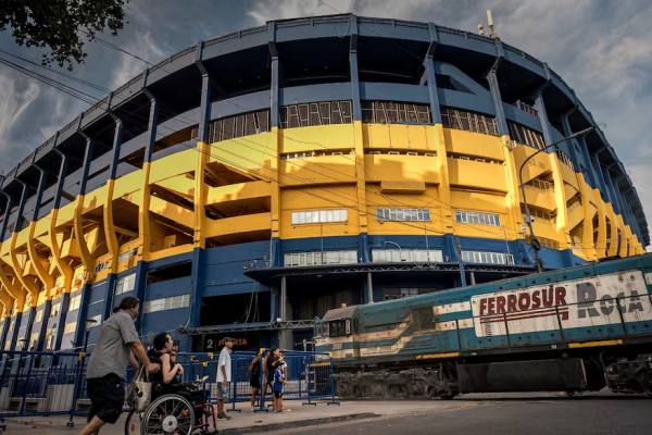 El tren de la Bombonera: pasa a centímetros del estadio, atraviesa La Boca y convive con el club, pero por caminos separados