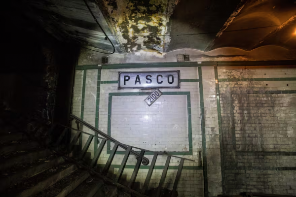 La historia detrás de la estación fantasma del subte porteño que solo puede verse desde los vagones de la línea A