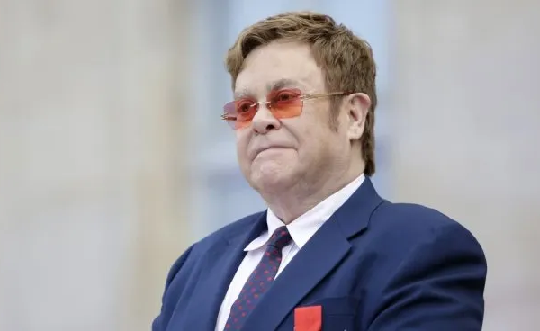 Elton John denunció la intrusión «aberrante» del tabloide Daily Mail en su vida privada