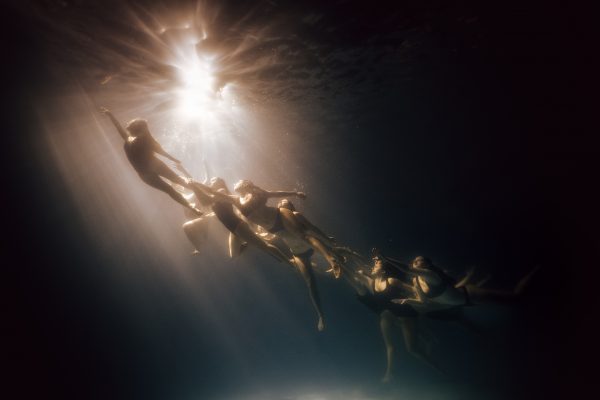 Delfina Pignatiello presenta Ninfas, una muestra de fotografía subacuática que es una oda silenciosa a la hermandad