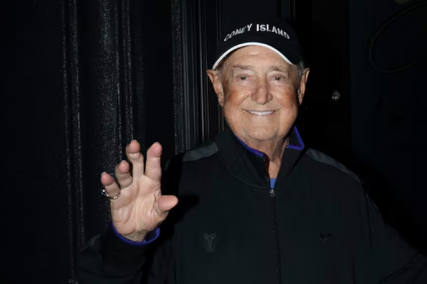 Adiós a Neil Sedaka, incansable creador de temas que cantó más de una generación