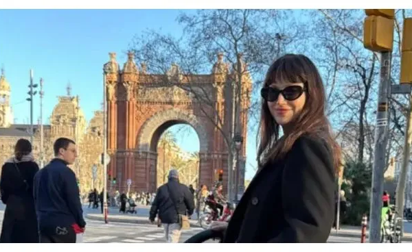 «Hola, soy Mami»: Úrsula Corberó presentó a Dante, hijo del Chino Darín