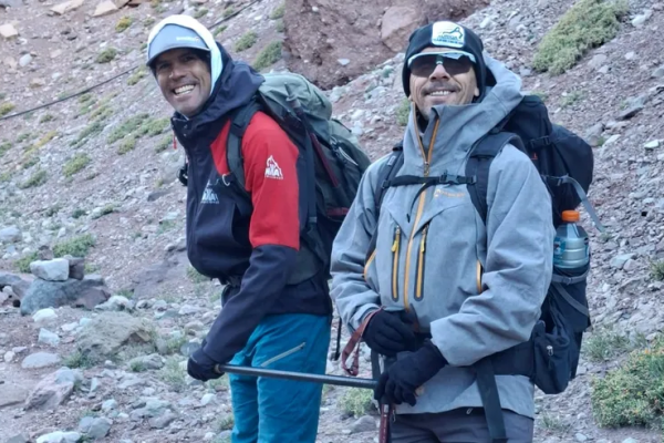 Voluntad sin límites: es ciego y está subiendo el Aconcagua con la ayuda de un palo
