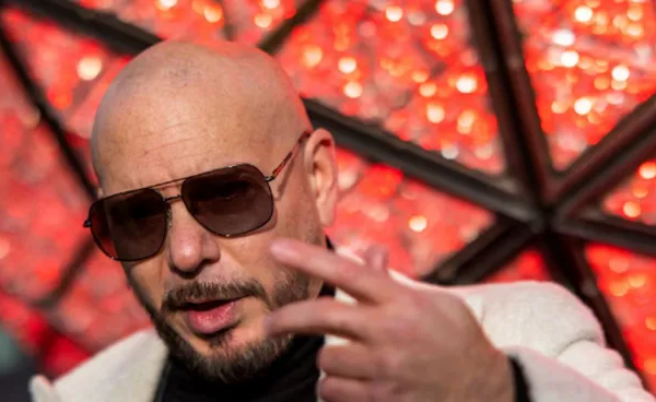 El insólito Récord Guinness que busca romper Pitbull: miles de personas usando calvas postizas