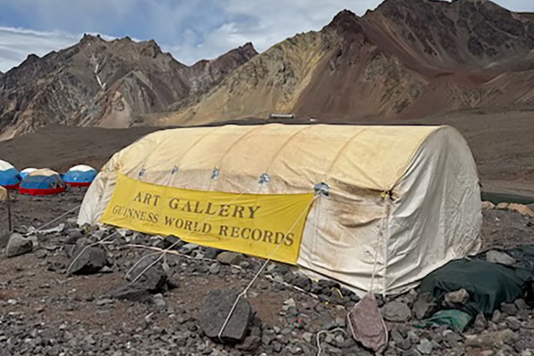 Cuadros a 4.300 metros: la galería de arte más alta del mundo habita en el corazón del Aconcagua