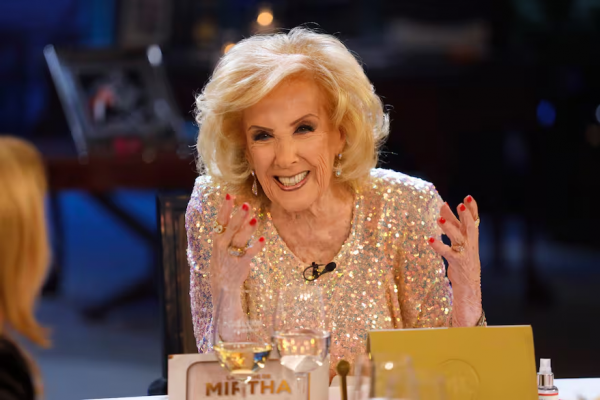 La noche de Mirtha: del brillante look de la Chiqui en la previa a su cumpleaños 99 a sus consejos para mantenerse espléndida