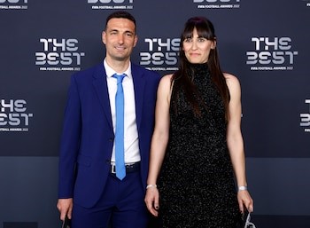 Se publicó la biografía de Lionel Scaloni en la que cuenta la historia de amor con su esposa Elisa Montero y la maniobra del técnico para seducirla