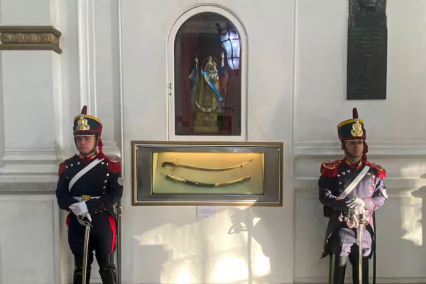 El sable corvo de San Martín ya se exhibe en el Gran Hall de los Símbolos del Regimiento de Granaderos
