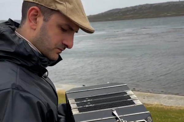 Conmovedor: un músico argentino tocó el himno con su acordeón en las Islas Malvinas