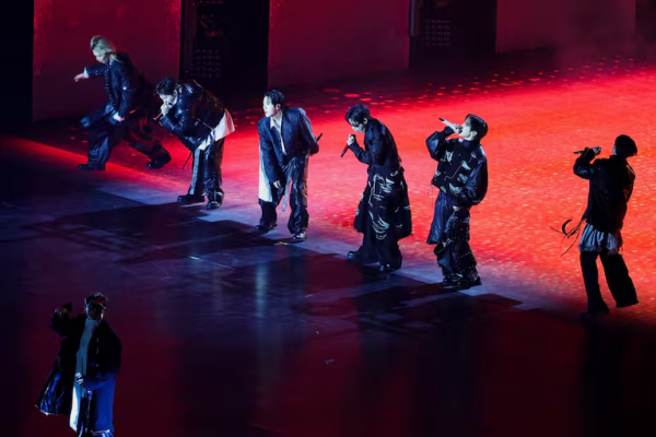 BTS volvió a los escenarios después de cuatro años con un show en vivo desde Seúl y los fanáticos estallaron