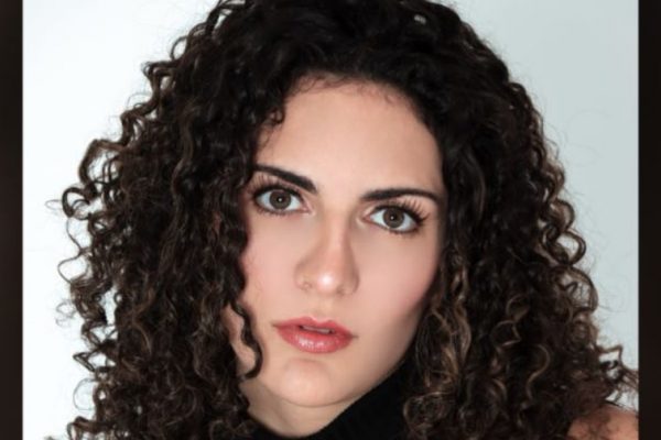 Mar Clara presenta ‘Pavo Real’ su nuevo tema donde crecer duele y como sanar de las heridas de amor