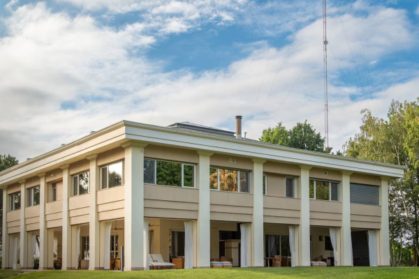 La posada creada por una francesa amante del vino que alberga la mayor biblioteca de Latinoamérica