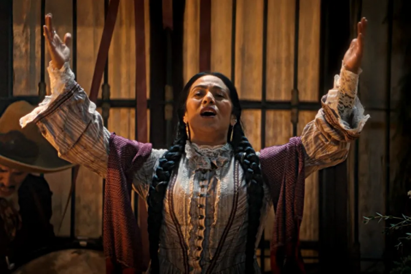 Lila Downs canta al espíritu de la mujer en ‘Como Agua Para Chocolate’: ‘Historias como esta revitalizan nuestro pasado’