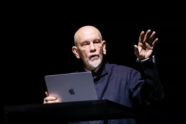 Un asesino, un texto poderoso y una profunda melancolía: así fue la obra que John Malkovich presentó en Buenos Aires