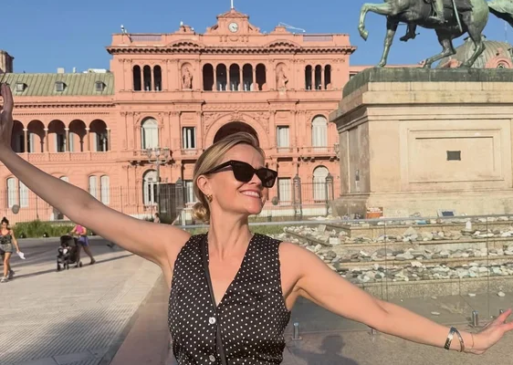 Reese Witherspoon entre la Casa Rosada, Plaza de Mayo y el Malba