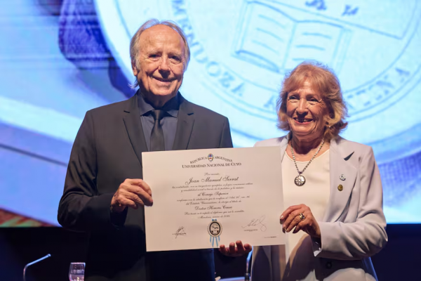 Joan Manuel Serrat recibió el doctorado Honoris Causa en Mendoza y dejó un fuerte mensaje: «La democracia es libertad: no dejen nunca de cantar»
