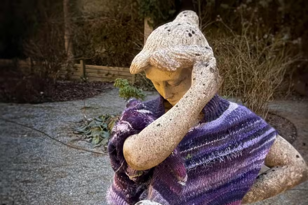 Protesta de un grupo de tejedoras por estatuas de mujeres desnudas: las vistieron y ahora la gente se para a verlas