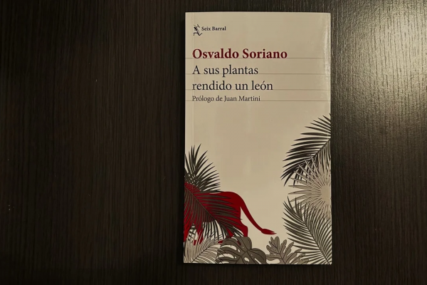 Reeditan A sus plantas rendido un león, la sátira política de Osvaldo Soriano sobre Malvinas