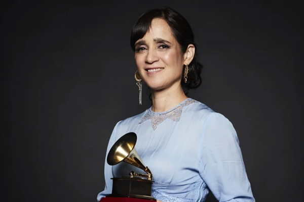 Julieta Venegas debuta como escritora con «Norteña. Memorias del comienzo»