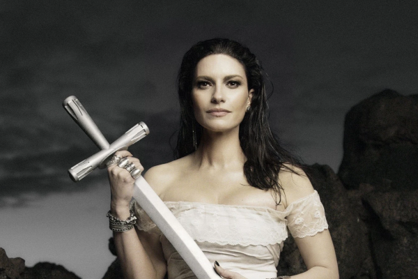 Laura Pausini publica su disco de versiones con un importante mensaje: «Haz música, no la guerra»