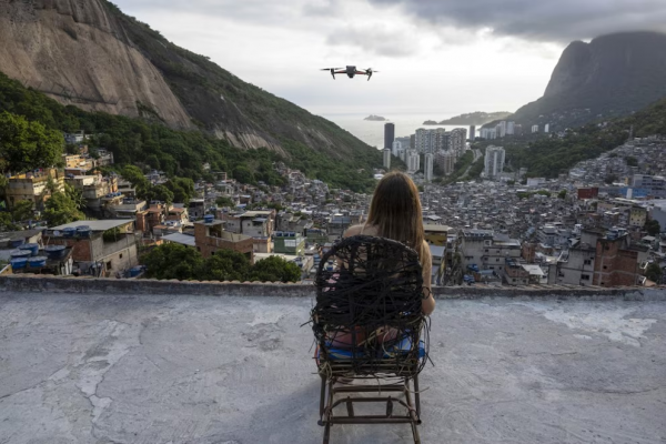 Videos y selfies con drones convierten las terrazas de la favela Rocinha en el nuevo fenómeno turístico de Río de Janeiro