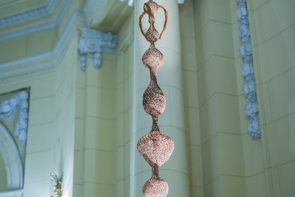 El reconocido artista Marcelo Toledo presenta su muestra Urdimbres de tiempos y espacios, una serie de esculturas de cobre y bronce, instalaciones, textiles y acuarelas