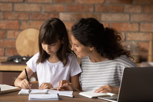 Guía para padres sobre cómo usar la IA para explicar temas difíciles a los chicos sin que esta “haga la tarea” por ellos
